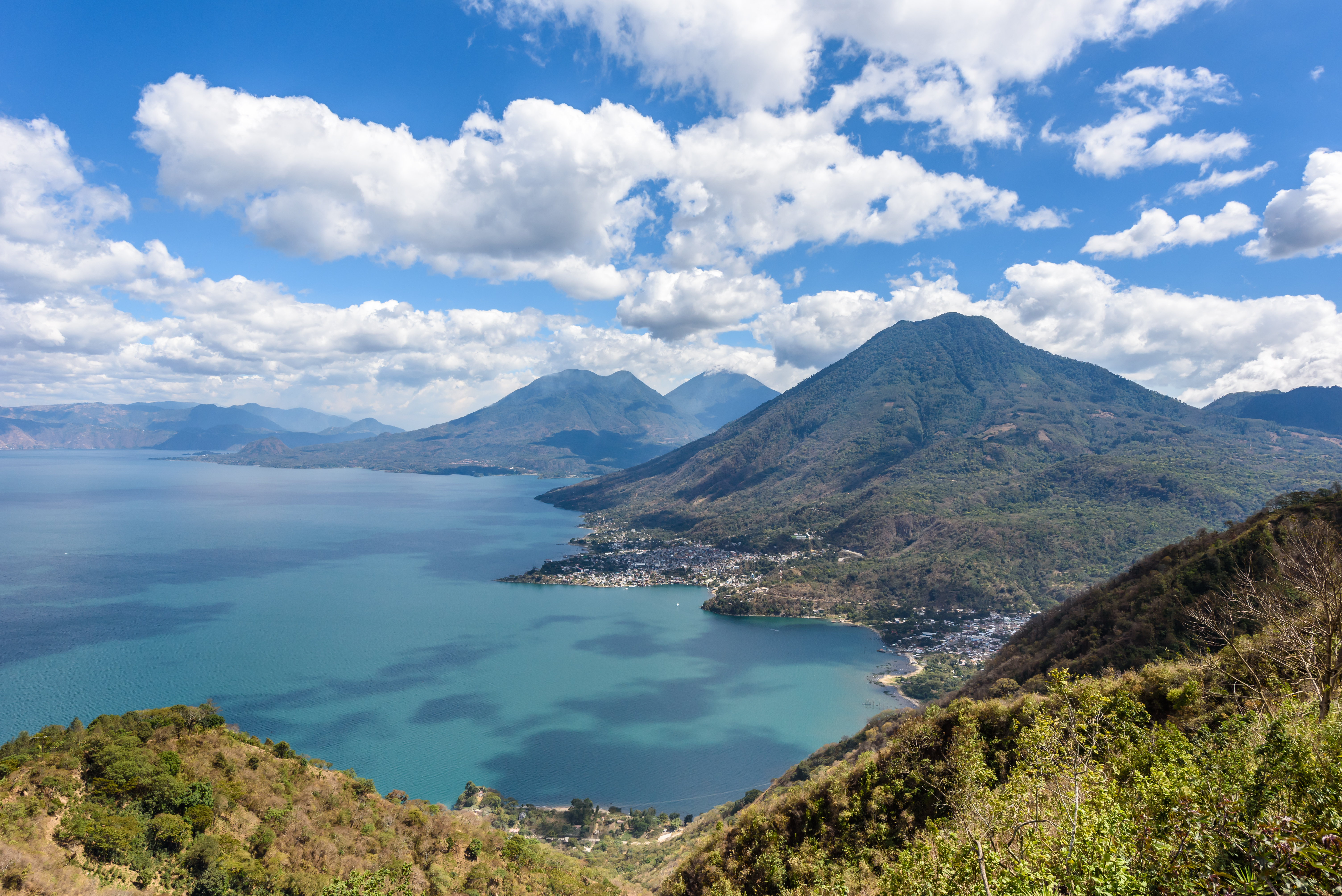 uitzichtspunt bij het atitlan meer met drie vulkanen op de achtergrond