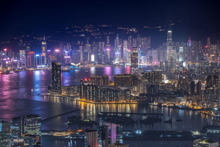 nachtelijk uitzicht op de iconische skyline van Hong Kong