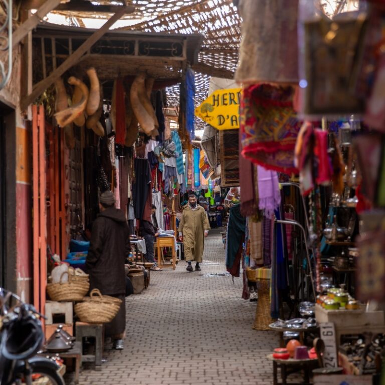 een smal steegje waarin je allerlei koopwaar kan vinden in Marrakech