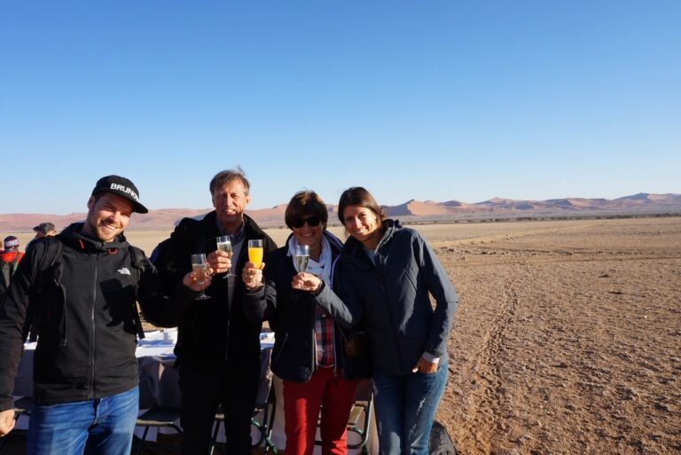 proosten met drankje bij de sossusvlei