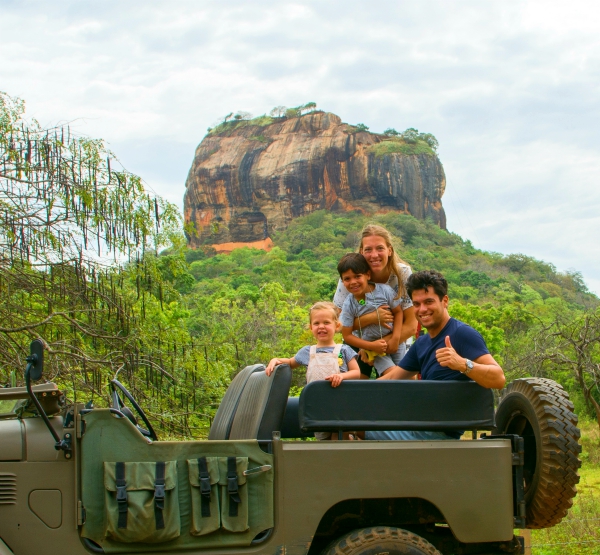 gezin met jonge kinderen in jeep voor Sigiriya Rock Sri Lanka