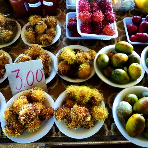 tropische vruchten gepresenteerd op de markt van Paramaribo