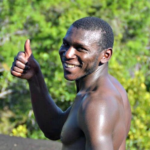 Surinaamse man geeft duim omhoog