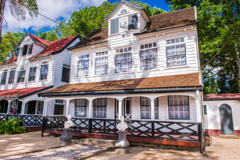 Historisch houten koloniaal huis in de binnenstad van Paramaribo