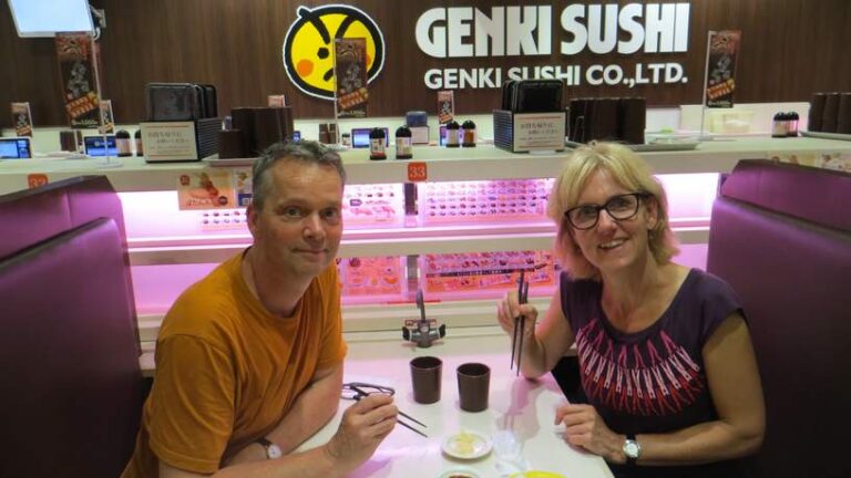 Reizigersstel eet sushi bij Genki Sushi in Japan