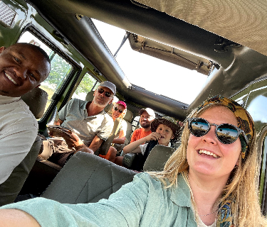 Gezin in auto met gids Tanzania