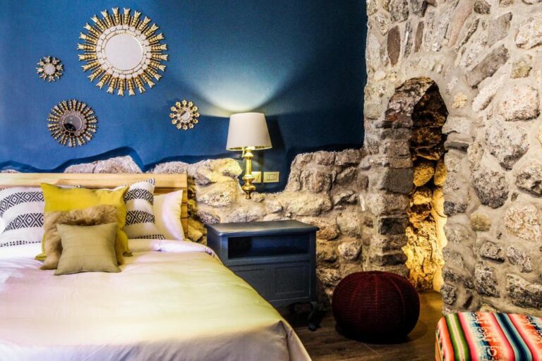 slaapkamer met tweepersoonsbed in een boetiek hotel