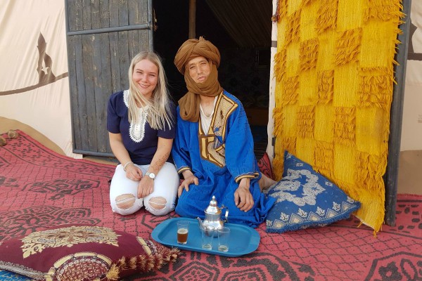 Local uit Marokko samen met een reiziger tijdens een thee ceremonie