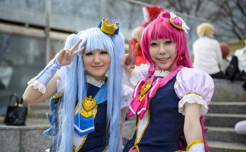 twee anime dames in blauw en roze gekleed