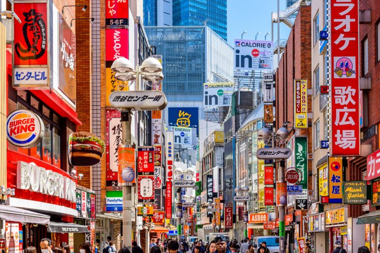 De drukke en kleurrijke winkelstraten in Shibuya, Tokyo, Japan