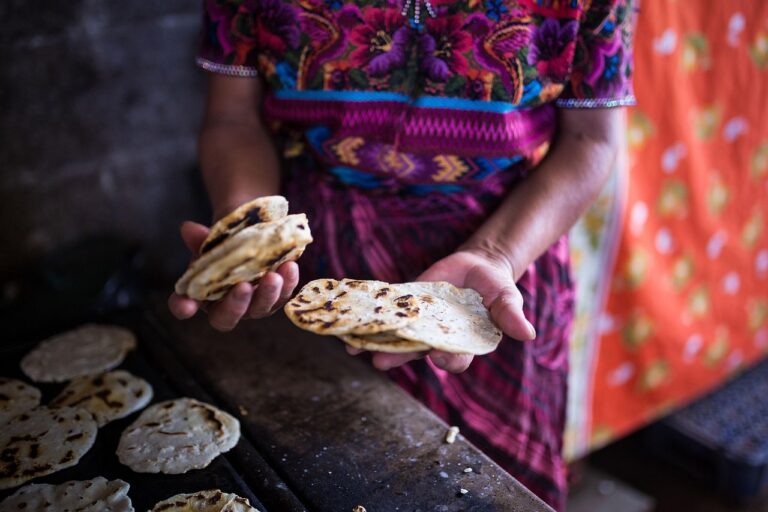 Een vrouw met tortilla's in haar hand