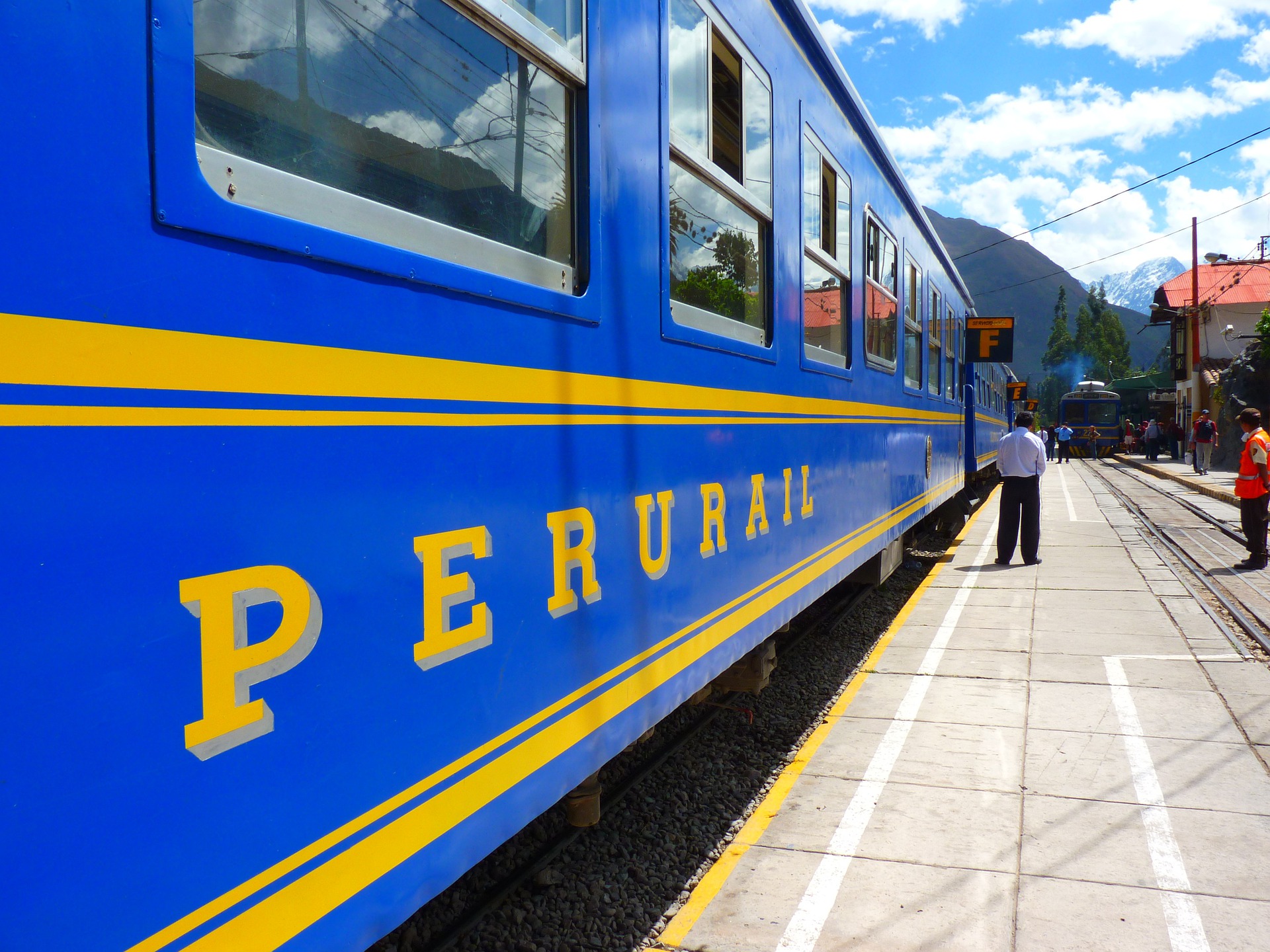 blauw met gele trein bij het perron in ollanta in peru