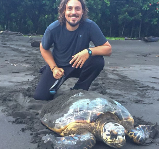 Turtle love project, vrijwilliger samen met grote zeeschildpad