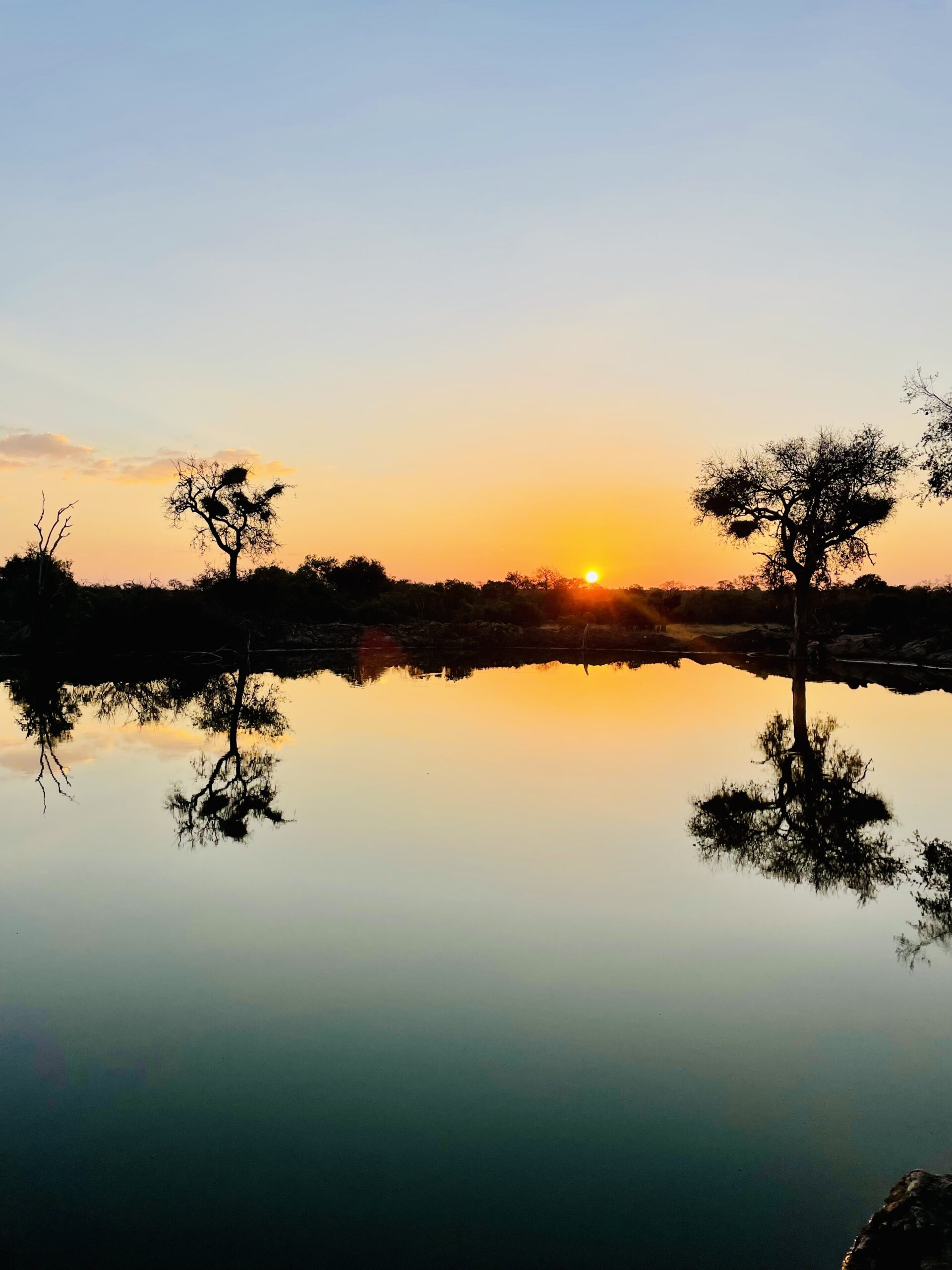 Zonsondergang in Zuid -Afrika die weerspiegelt in het meer