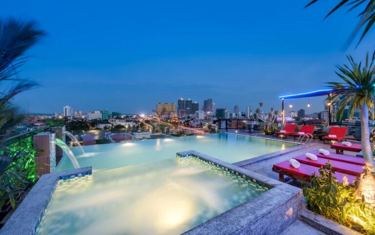 Zwembad dakterras hote in Phnom Penh, Cambodja