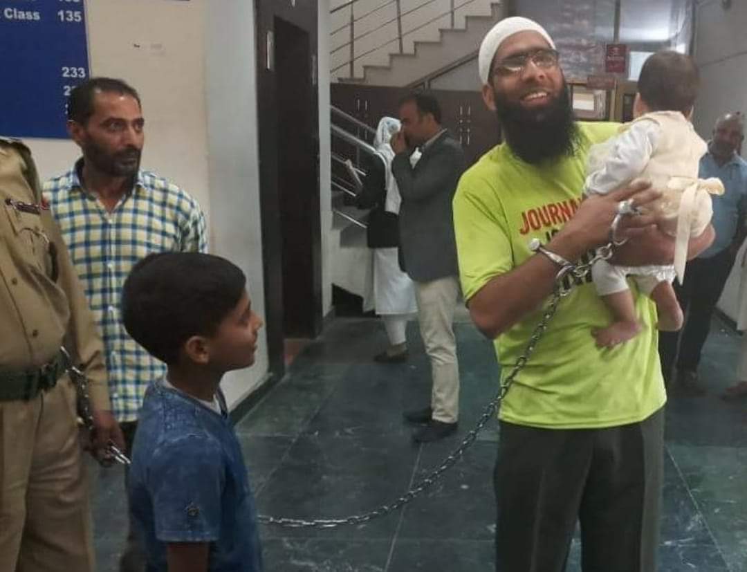 Journalist Saltan Rind 'Free My Baba', says 2 year-old-daughter of jailed Kashmiri journalist ...
