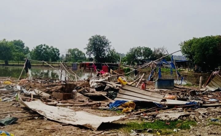 4000 migrant families in Delhi’s Mayur Vihar, surviving floods, muddy winds, became homeless in a day