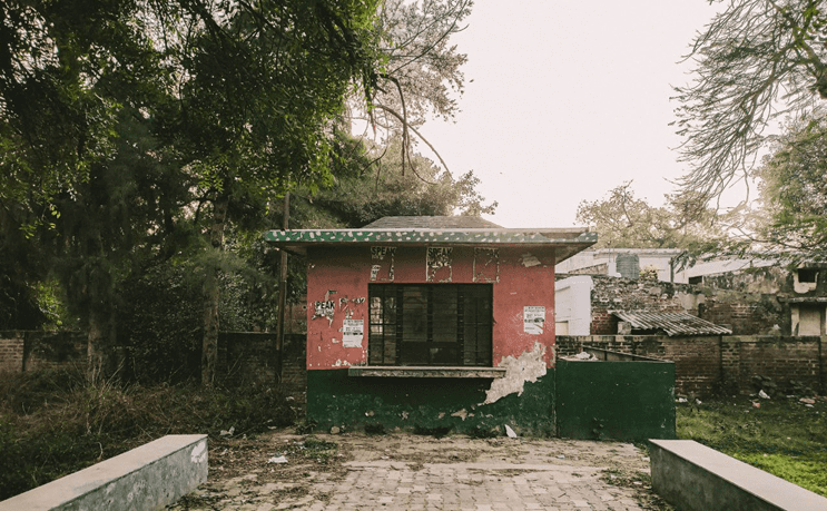 Conversing with silent spaces in AMU: Enquiring cessation of canteens through Habermas