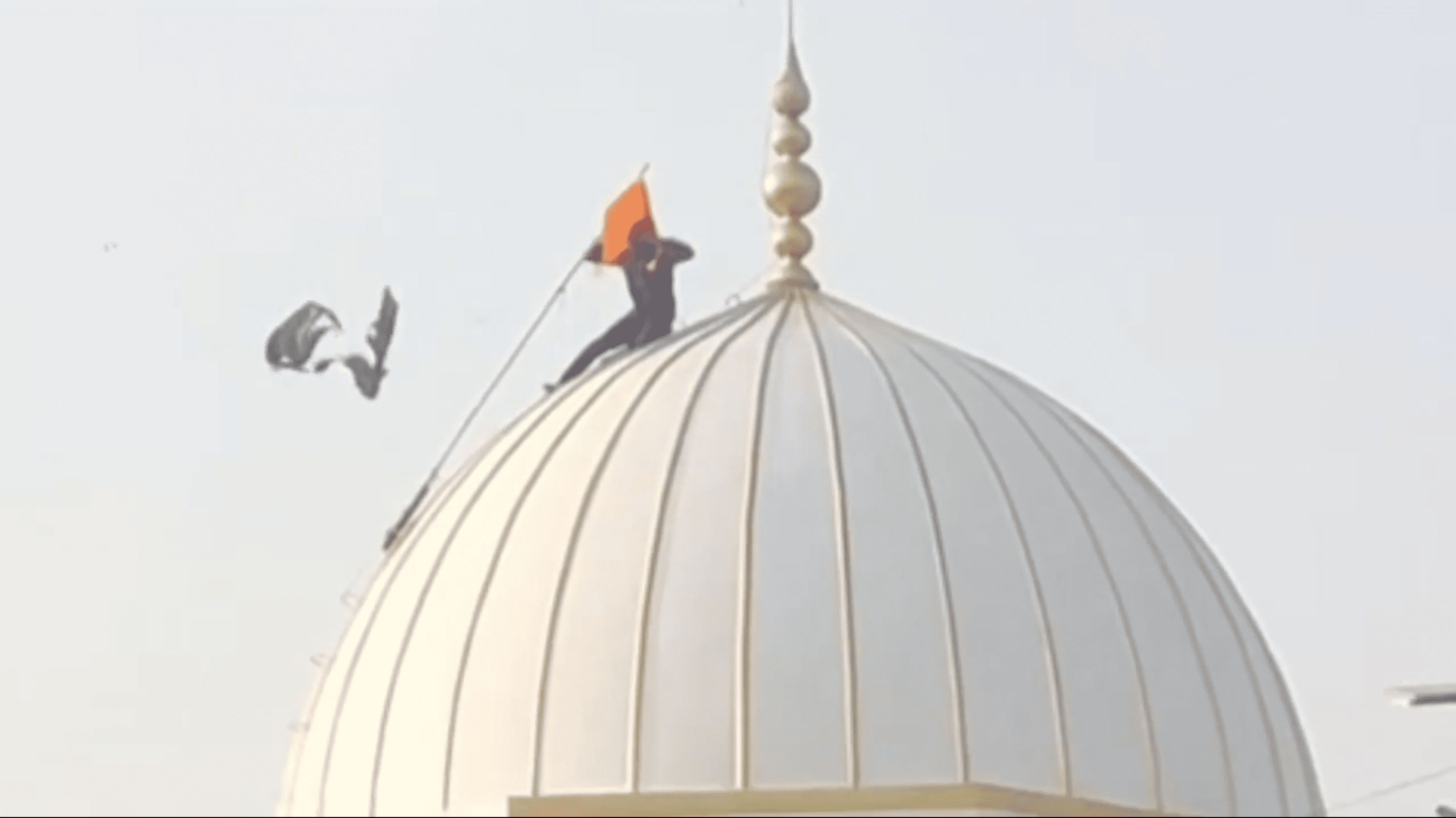 Maharashtra: Hindutva mob attacks dargah in Rahuri, hoist saffron flag amid statue desecration row