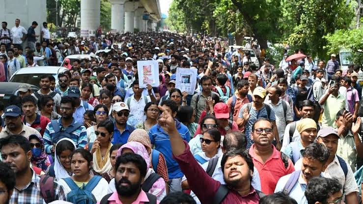 “We’ve been wronged”: Sacked Bengal teachers to continue protests even after SC relief