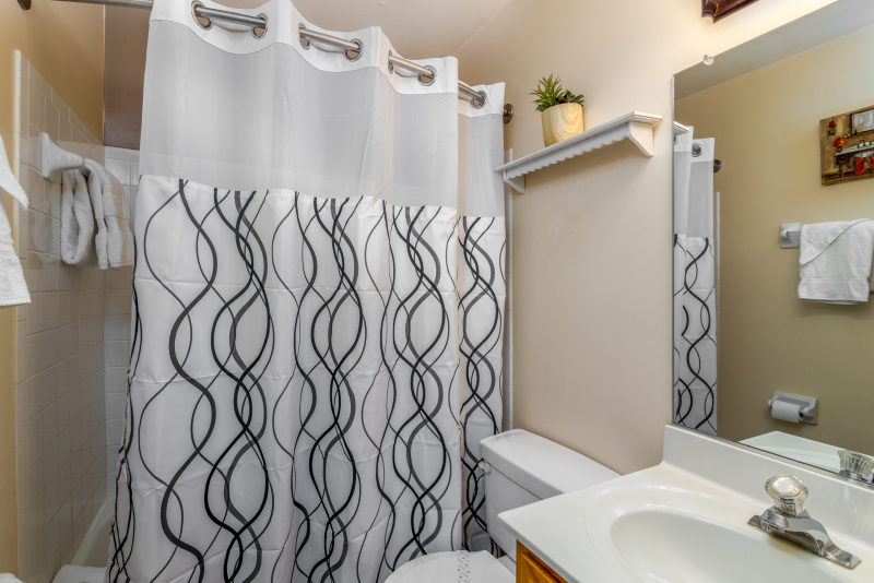 clean & modern bathroom-christiansburg-affordable corporatesuites