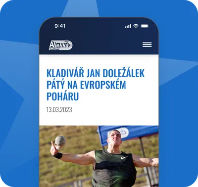 Obrazovka mobilního telefonu, která zobrazuje detail článku o Janu Doležálkovi s jeho fotografií při hodu koulí.