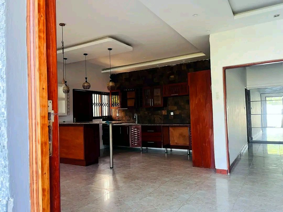 *Arrende-se linda casa tp3 com piscina na, Matola N4 Novare (mussumbuluco).