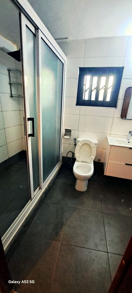 ARRENDA-SE MIN MORADIA T2, SUÍTE, WC GERAL E SERVIÇOS, BAIRRO SOMMERSCHIELD II PRÓXIMO À ESCOLA PORTUGUESA.