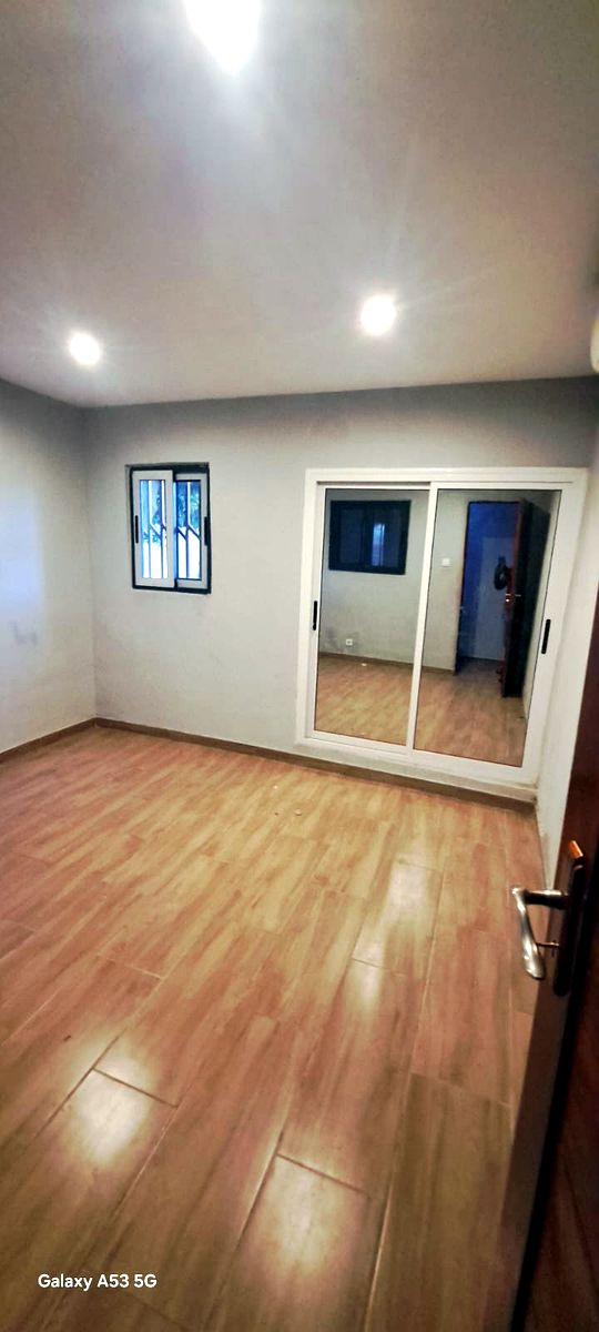 ARRENDA-SE MIN MORADIA T2, SUÍTE, WC GERAL E SERVIÇOS, BAIRRO SOMMERSCHIELD II PRÓXIMO À ESCOLA PORTUGUESA.