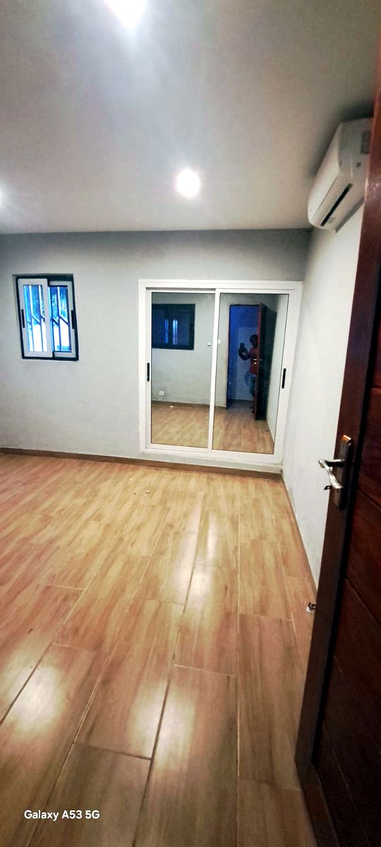 ARRENDA-SE MIN MORADIA T2, SUÍTE, WC GERAL E SERVIÇOS, BAIRRO SOMMERSCHIELD II PRÓXIMO À ESCOLA PORTUGUESA.