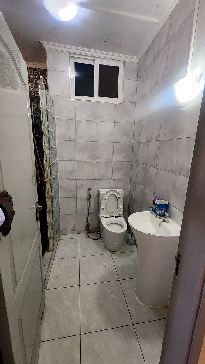 ARRENDA-SE APARTAMENTO T3, 3WC'S, 6° ANDAR S/ELEVADOR, BAIRRO CENTRAL PRÓXIMO À IGREJA NA PANDORA.