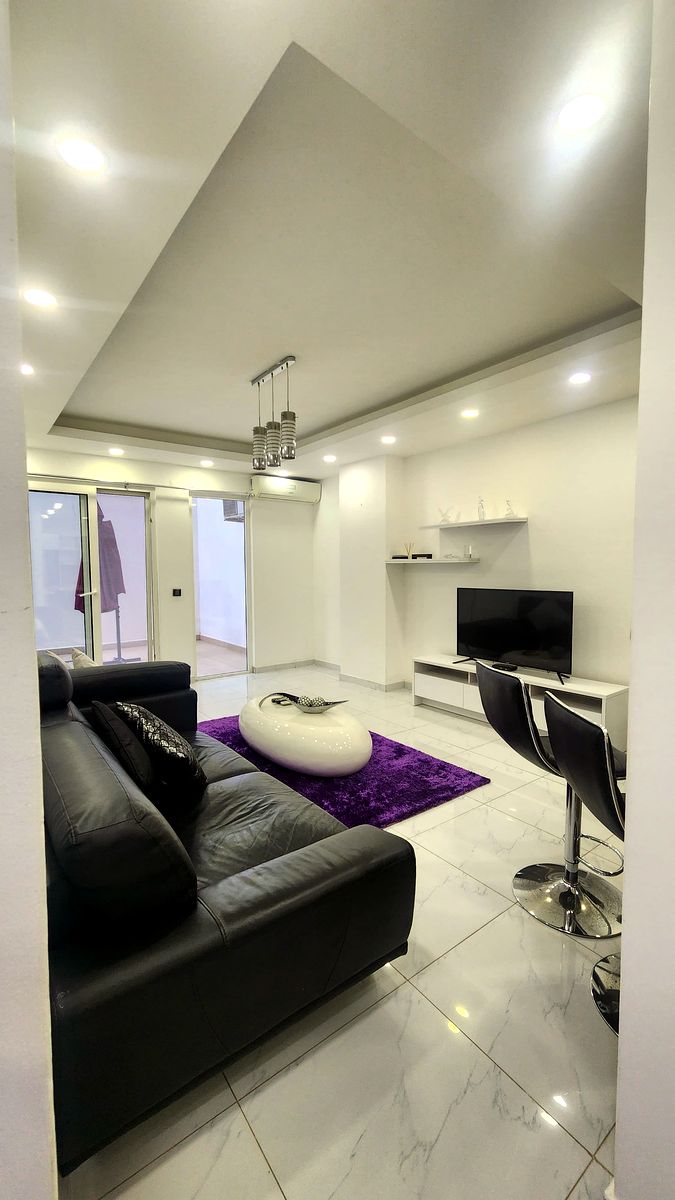 ARRENDA-SE APARTAMENTO T1 MOBILADO, R/C, PRÉDIO NOVO, BAIRRO DA POLANA PRÓXIMO AO JARDIM DOS NAMORADOS.