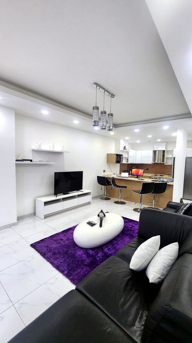 ARRENDA-SE APARTAMENTO T1 MOBILADO, R/C, PRÉDIO NOVO, BAIRRO DA POLANA PRÓXIMO AO JARDIM DOS NAMORADOS.