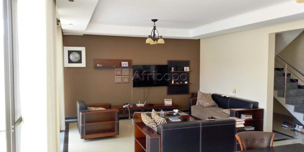 Arrenda-se luxuosa moradia t4+1 no triunfo dentro do condomínio