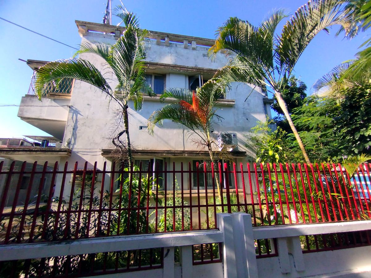 VENDE-SE MORADIA T3, 1° ANDAR,  2 ANEXOS , BAIRRO CENTRAL PRÓXIMO A CLÍNICA DA LAC.