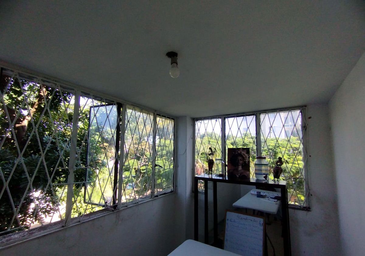 VENDE-SE MORADIA T3, 1° ANDAR,  2 ANEXOS , BAIRRO CENTRAL PRÓXIMO A CLÍNICA DA LAC.