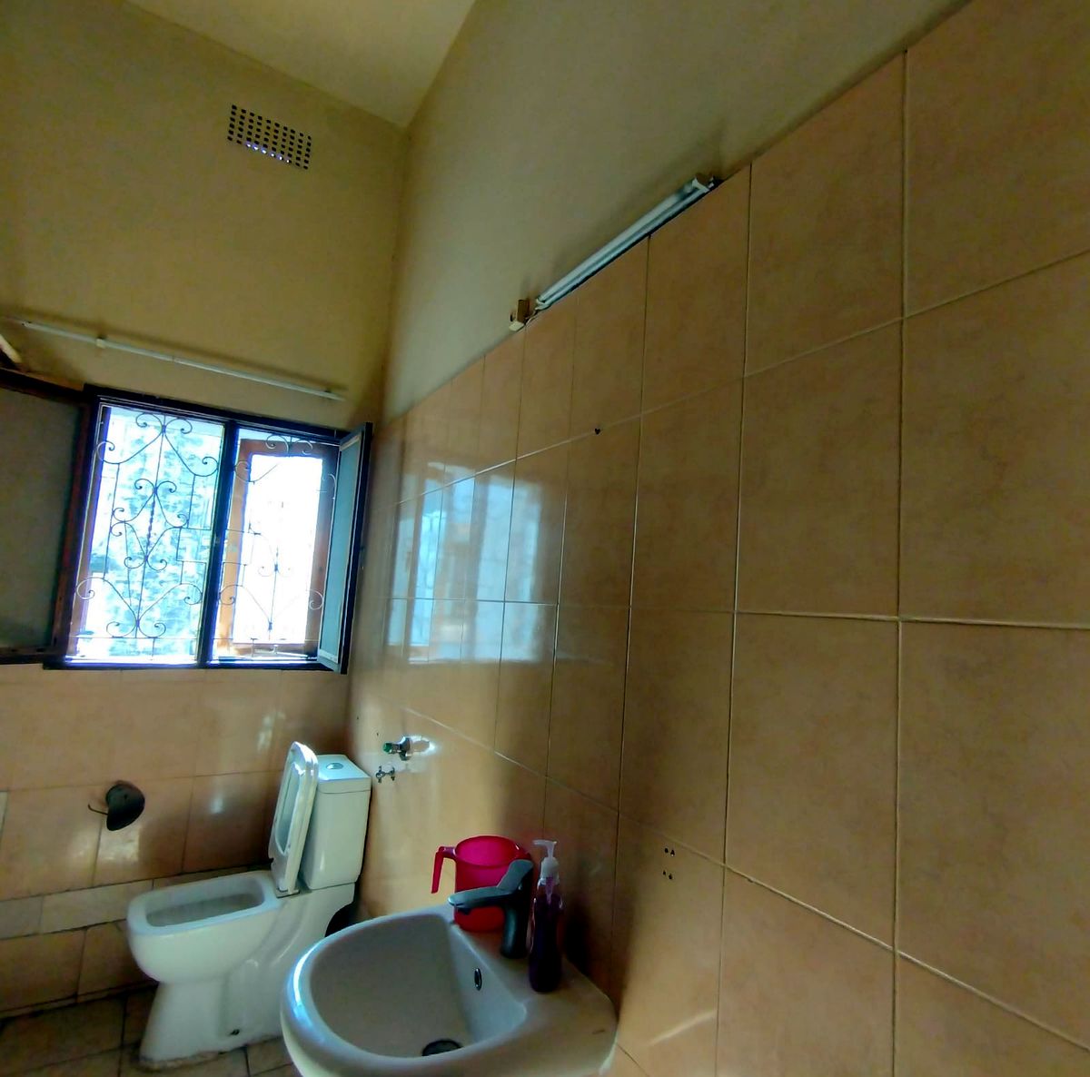 VENDE-SE MORADIA T3, 1° ANDAR,  2 ANEXOS , BAIRRO CENTRAL PRÓXIMO A CLÍNICA DA LAC.