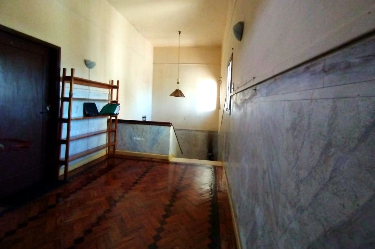 VENDE-SE MORADIA T3, 1° ANDAR,  2 ANEXOS , BAIRRO CENTRAL PRÓXIMO A CLÍNICA DA LAC.