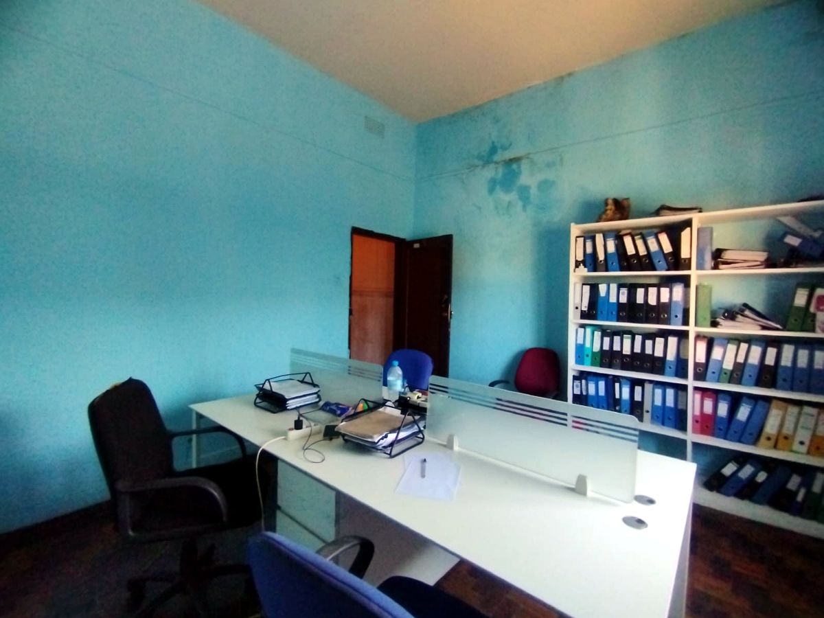 VENDE-SE MORADIA T3, 1° ANDAR,  2 ANEXOS , BAIRRO CENTRAL PRÓXIMO A CLÍNICA DA LAC.