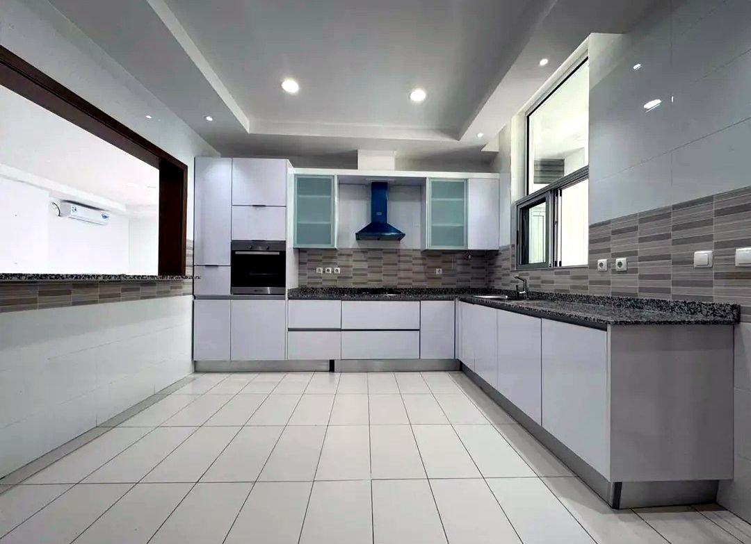 VENDE-SE APARTAMENTO T4, 3 SUÍTES, BAIRRO TRIUNFO, AV. DA MARGINAL.