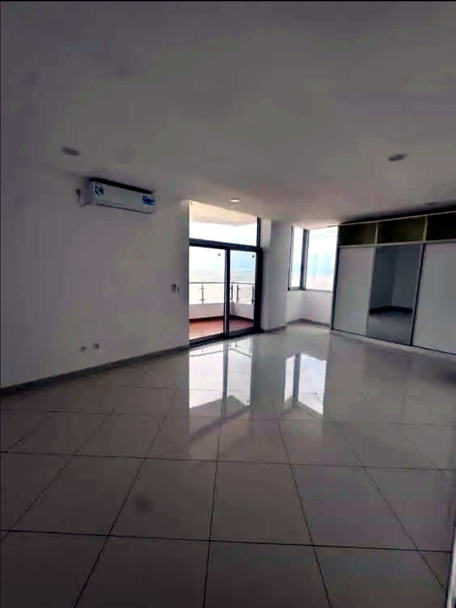 VENDE-SE APARTAMENTO T4, 3 SUÍTES, BAIRRO TRIUNFO, AV. DA MARGINAL.