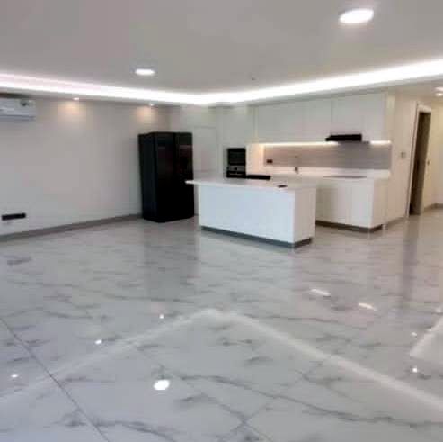 VENDE-SE E ARRENDA-SE. Um apartamento T3 localizado na Av. Marginal ao lado do Hotel Glória no condomínio PARK MOZA, sem mobília.