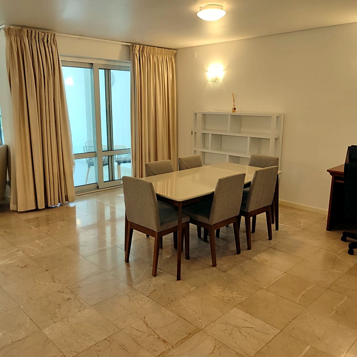 Arrendo apartamento T3 mobilado na polana Frederik English