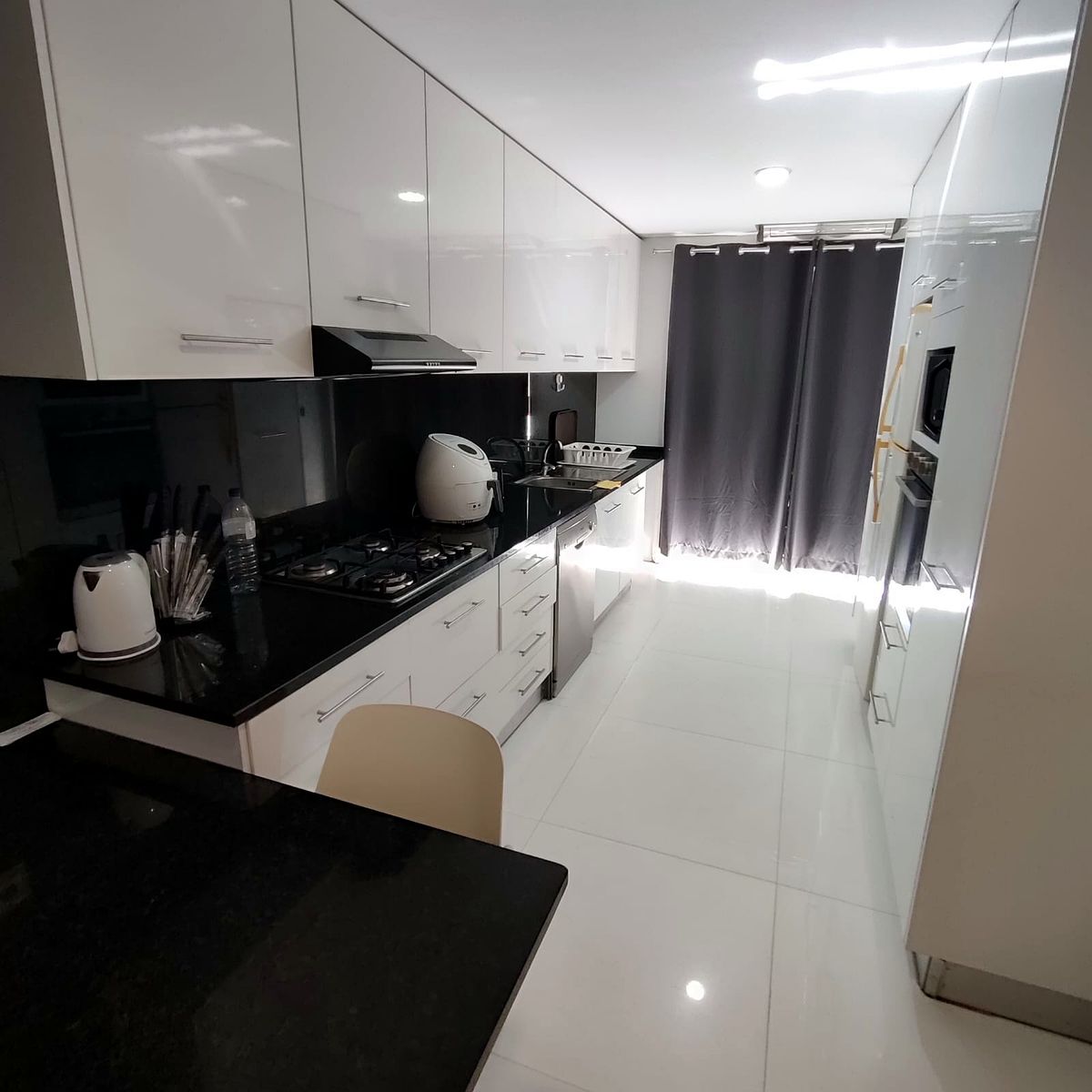 Arrendo apartamento T3 mobilado na polana Frederik English
