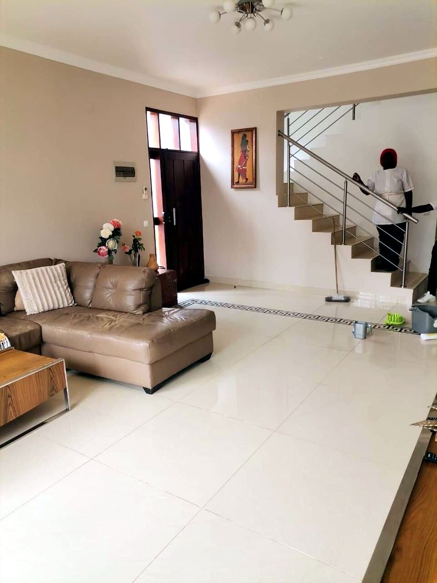 Moradia Tipo 4 bairro do Triunfo velho, costa de sol (Excellent 4 bedroom house)