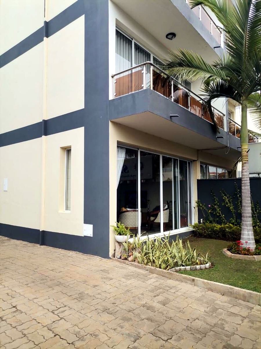 Moradia Tipo 4 bairro do Triunfo velho, costa de sol (Excellent 4 bedroom house)