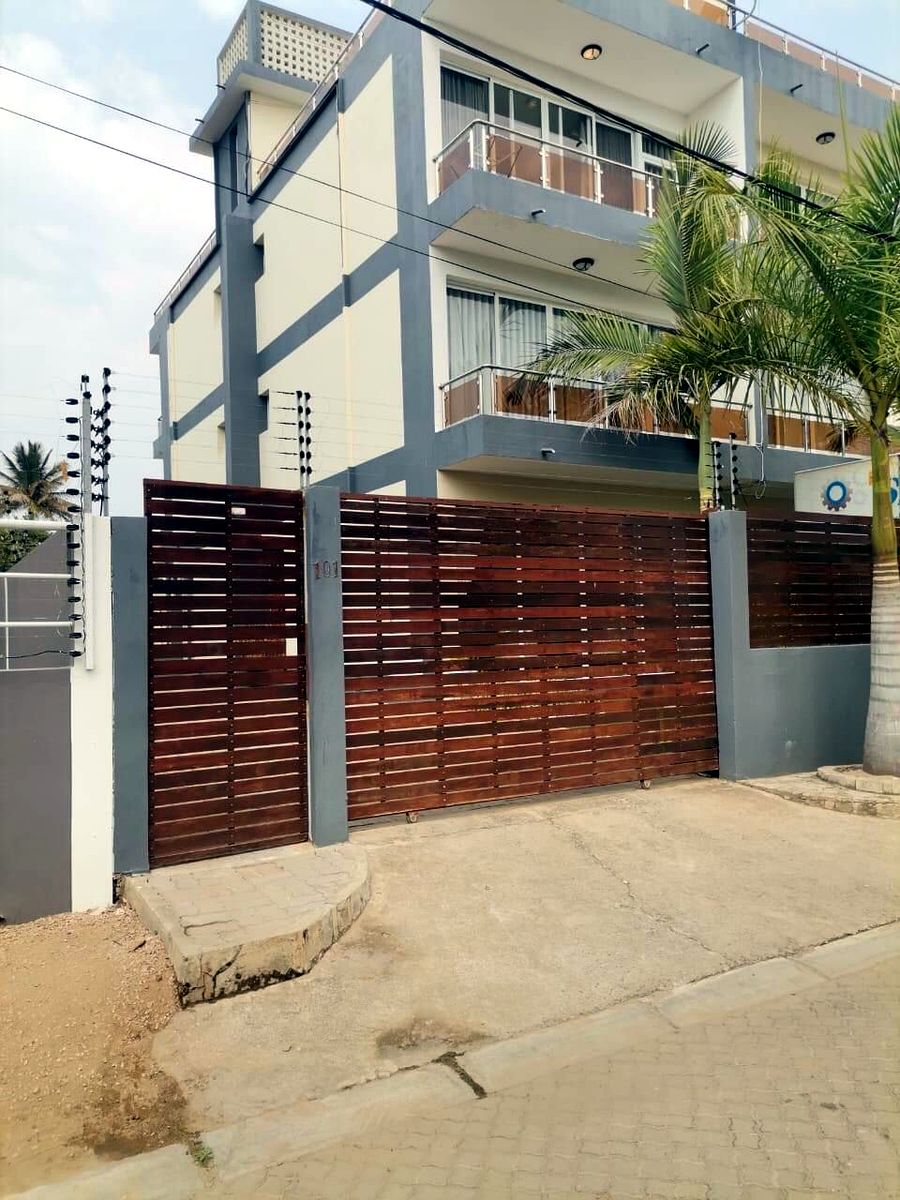 Moradia Tipo 4 bairro do Triunfo velho, costa de sol (Excellent 4 bedroom house)