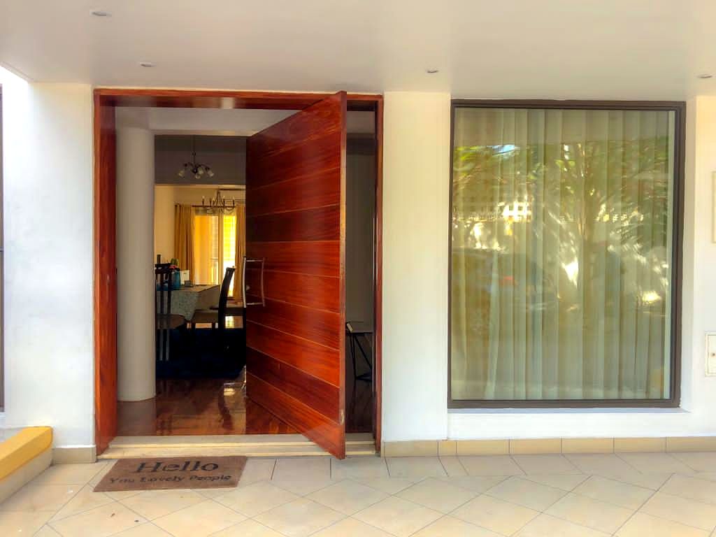 VENDE-SE: Geminada Triplex, T3 + Cave na Shommershield. A propriedade pode ser transformada em até T8/10 consoante necessidade.