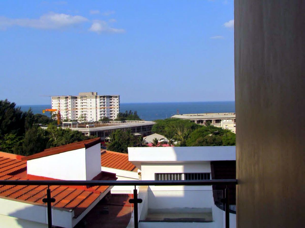 VENDE-SE: Geminada Triplex, T3 + Cave na Shommershield. A propriedade pode ser transformada em até T8/10 consoante necessidade.