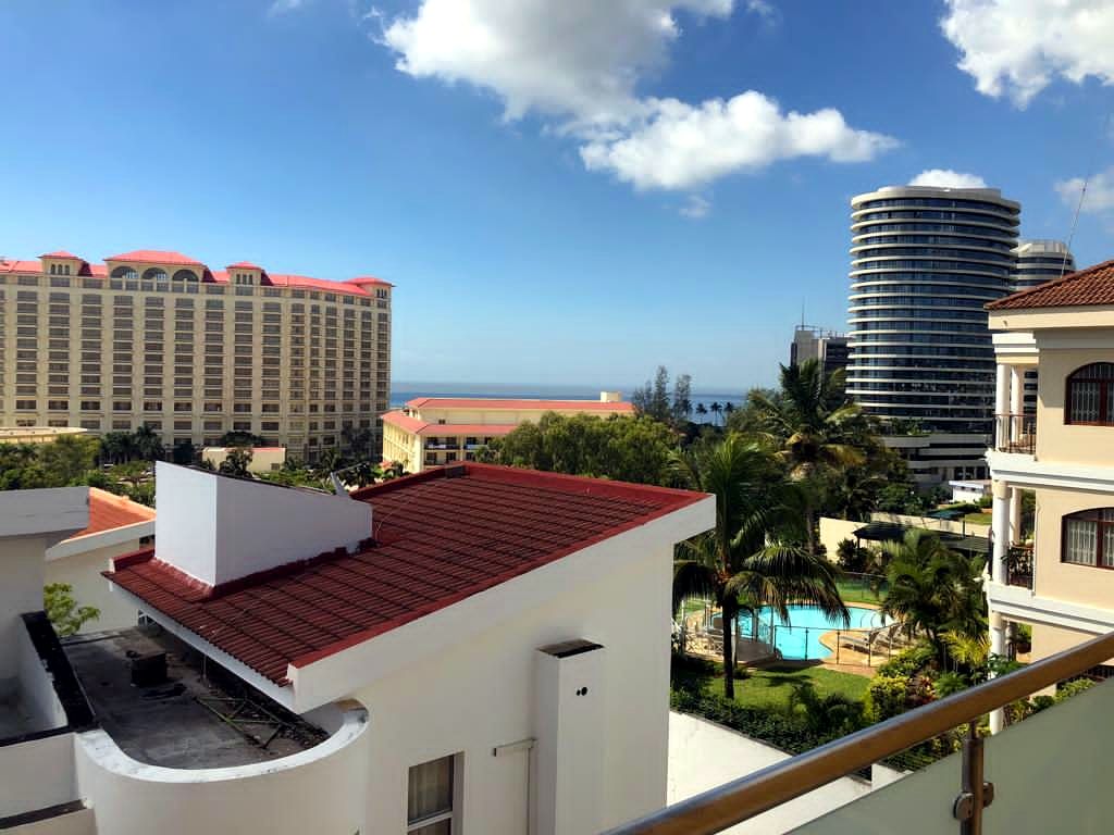 VENDE-SE: Geminada Triplex, T3 + Cave na Shommershield. A propriedade pode ser transformada em até T8/10 consoante necessidade.